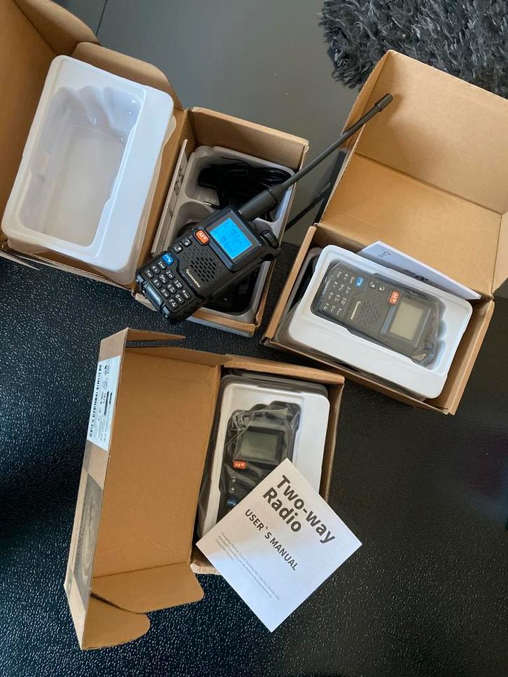 3 Portofoons 5Watt met lader + accu. Ideaal voor wintersport, Telecommunicatie, Zenders en Ontvangers, Nieuw, Ophalen of Verzenden