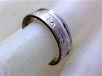 Leuk bewerkte stevige zilveren ring met gleufje, 925, Ophalen of Verzenden, Dame, Kleiner dan 17, Zo goed als nieuw