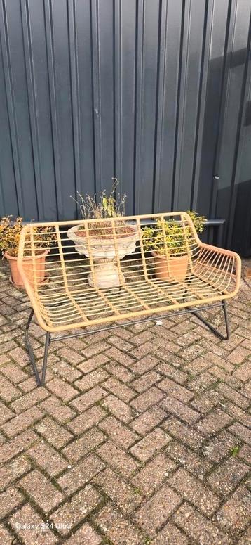  bankje met ijzeren onderstel beschikbaar voor biedingen