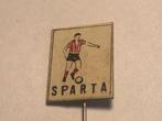 Metalen SPARTA VOETBALLER Voetbal Speld (Rood/Wit/Zwart)., Verzenden, Zo goed als nieuw, Sport, Speldje of Pin