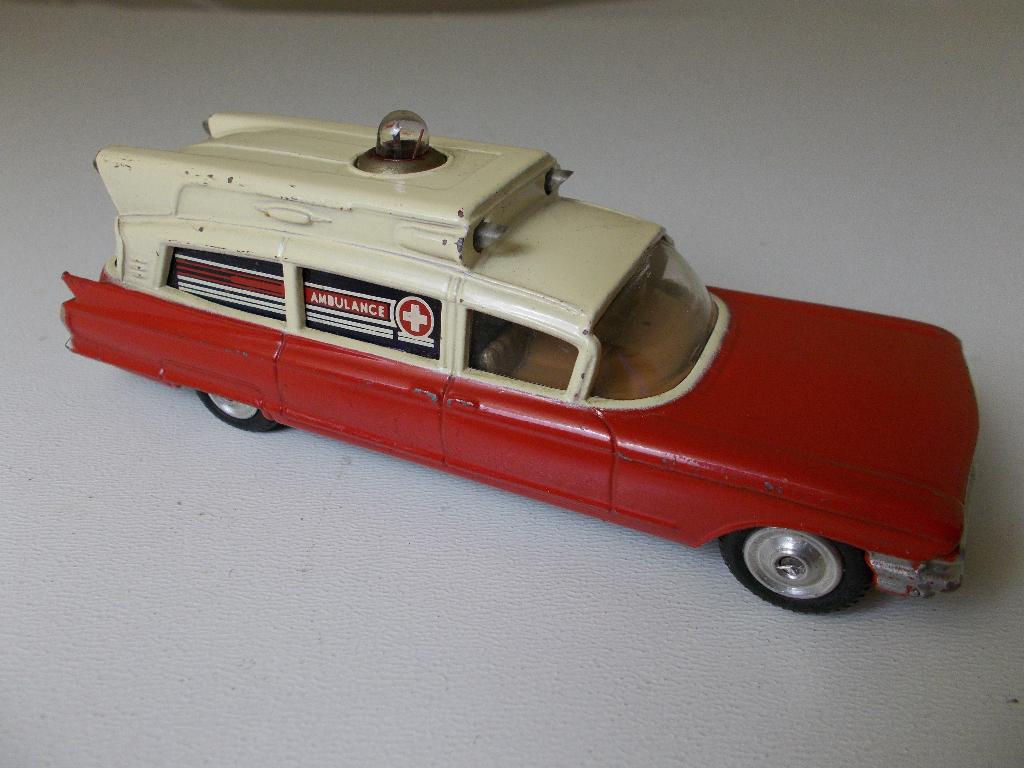 1962 Corgi Toys 437 SUPERIOR AMBULANCE ON CADILLAC CHASSIS., Hobby en Vrije tijd, Modelauto's | 1:43, Zo goed als nieuw, Auto