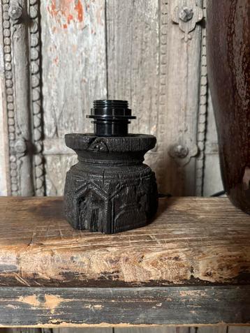 Uniek klein houten tafellampje beschikbaar voor biedingen