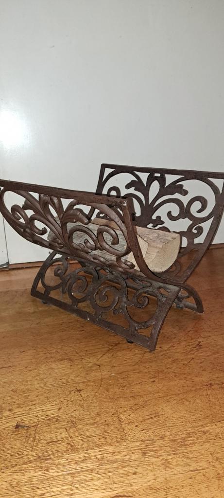 Gietijzeren bak krantenbak lectuurbak haardhout bak, Huis en Inrichting, Woonaccessoires | Krantenbakken en Lectuurbakken, Ophalen