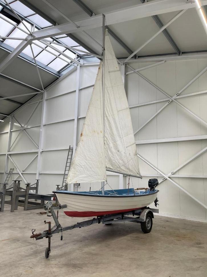 Leuke zeilboot met buitenboordmotor en trailer, Watersport en Boten, Open zeilboten, Gebruikt, Overige typen, 3 tot 6 meter, Polyester