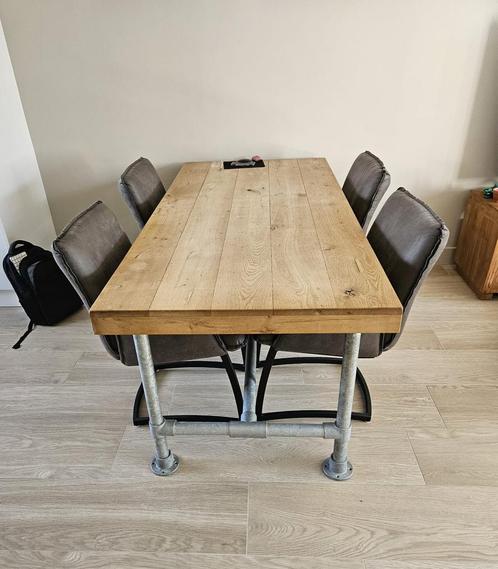 Eettafel met 4 stoelen – industrieel en comfortabel, Huis en Inrichting, Tafels | Eettafels, Gebruikt, 50 tot 100 cm, 150 tot 200 cm