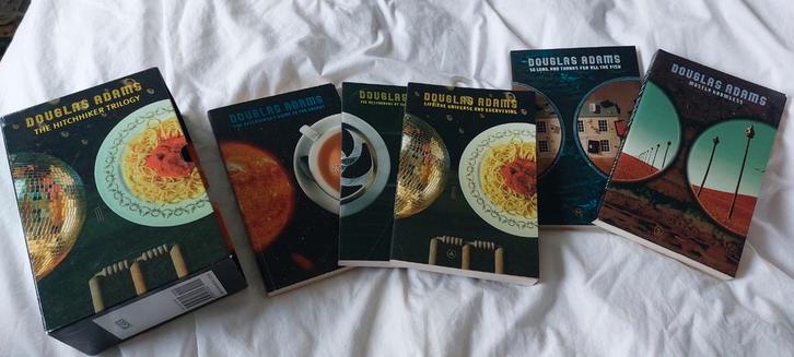 Douglas Adams Hitchhiker's Guide Trilogy, Boeken, Romans, Zo goed als nieuw, Nederland, Ophalen of Verzenden