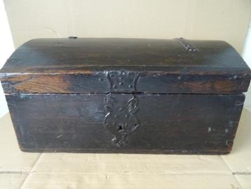 18e eeuw of 19e eeuw antieke kist antieke grote houten kist  beschikbaar voor biedingen