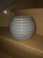 Witte glazen vaas met ribbels, Huis en Inrichting, Woonaccessoires | Vazen, Wit, Ophalen of Verzenden, Minder dan 50 cm, Glas