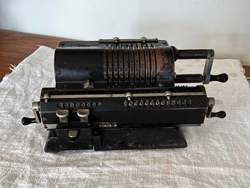 Vintage rekenmachine beschikbaar voor biedingen