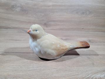 Vogel gemaakt van keramiek beschikbaar voor biedingen