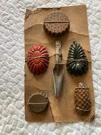 5 oude bakvormpjes en schep op origineel karton, Ophalen of Verzenden