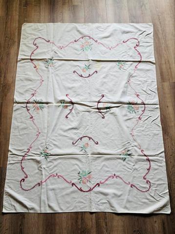 Vintage geborduurd tafellaken 150x115 cm beschikbaar voor biedingen