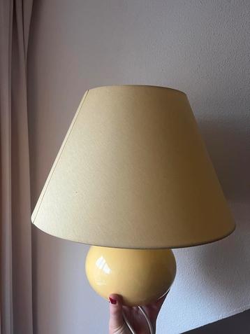 Gele lamp  beschikbaar voor biedingen