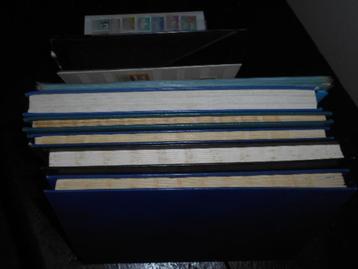 Doos met 7 postzegel albums gevuld met wereldzegels beschikbaar voor biedingen