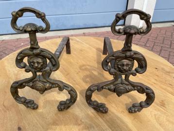   Set van 2 zware metalen openhaardbokken/haardhonden met  beschikbaar voor biedingen