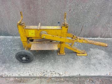 Stenenknipper Revo beschikbaar voor biedingen