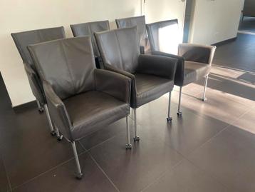 6 leren eettafelstoelen op wieltjes beschikbaar voor biedingen