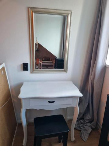 Kaptafel met spiegel en krukje beschikbaar voor biedingen