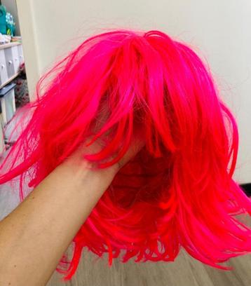 Felroze Pruik – Leuk Kostuum Haar beschikbaar voor biedingen