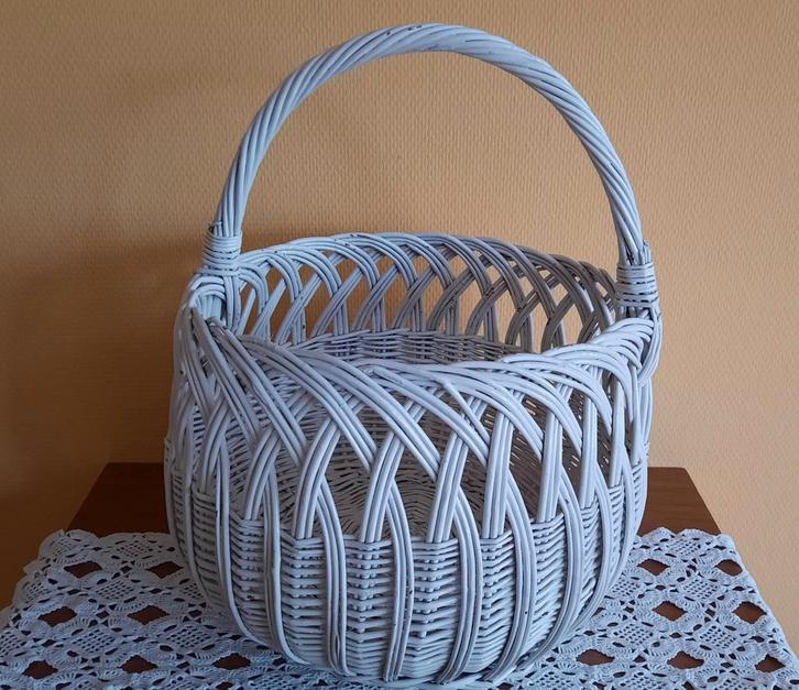 Stevige witte rieten MAND picknickmand draagmand rond, Huis en Inrichting, Woonaccessoires | Schalen en Manden, Zo goed als nieuw