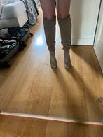 Suède zandkleurige knielaarzen van Lavorazione Artigiana, Kleding | Dames, Schoenen, Ophalen of Verzenden, Zo goed als nieuw, Beige
