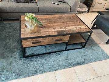 Robuust houten tafel beschikbaar voor biedingen