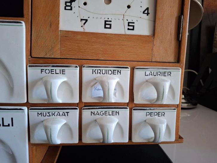 Oude kruidenkast met klok en eierrekje, Antiek en Kunst, Antiek | Keukenbenodigdheden, Ophalen