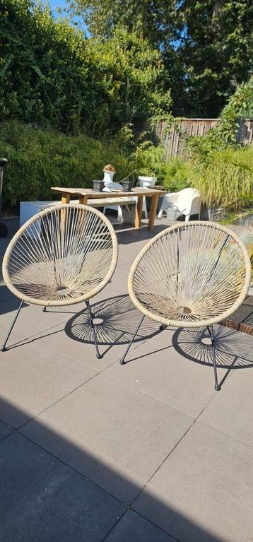 Twee rotan stoelen met metalen poten beschikbaar voor biedingen