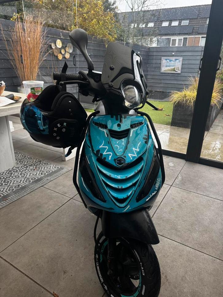 Custom piaggo zip 4t 50cc + custom boxer helm, Fietsen en Brommers, Scooters | Piaggio, Zo goed als nieuw, Zip, Maximaal 45 km/u