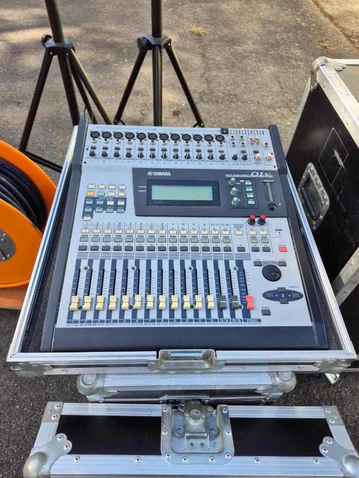 flightcase met Yamaha O1V mengpaneel en multi op haspel, Muziek en Instrumenten, Mengpanelen, Gebruikt, 20 kanalen of meer, Ophalen of Verzenden