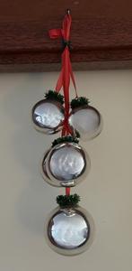 Tros vintage zilveren kerstballen uit de GDR met rood lint, Ophalen, Zo goed als nieuw