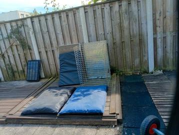 Bench met overkapping en kussens  beschikbaar voor biedingen