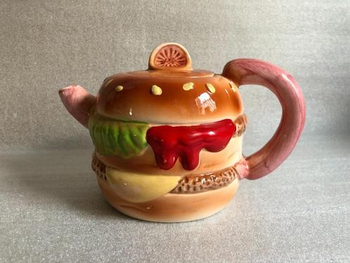 Theepot in de Vorm van een Hamburger – Retro & Uniek, Antiek en Kunst, Antiek | Keramiek en Aardewerk, Ophalen of Verzenden