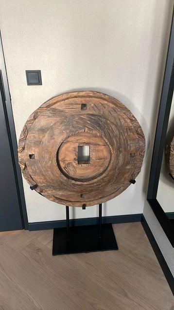 Landelijk sober houten ornament wiel beschikbaar voor biedingen