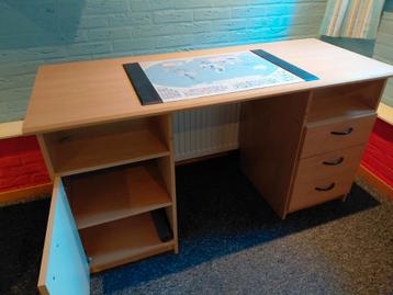 Te koop: Leuk bureau beschikbaar voor biedingen