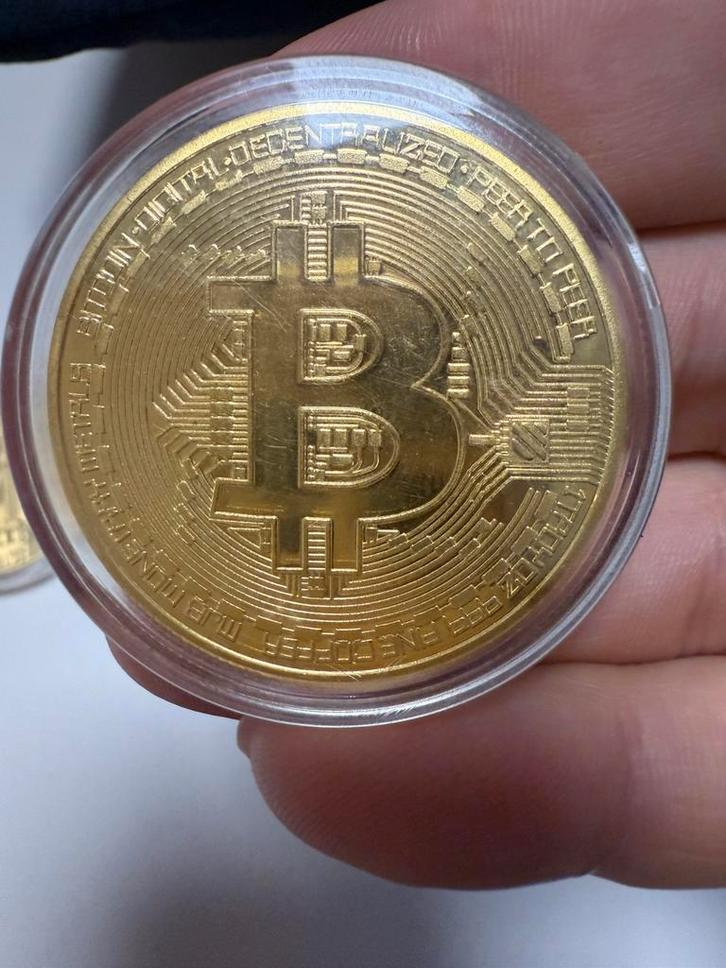 2 goudkleurige Bitcoin munten in transparant hoesje, Postzegels en Munten, Munten | Europa | Euromunten, Overige waardes, Overige landen