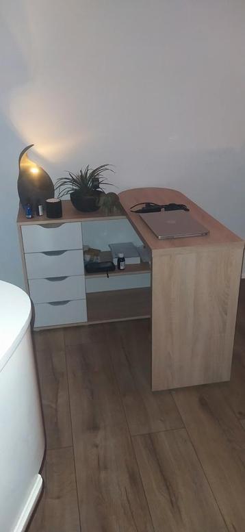 Uitschuifbare (hoek) bureau met ruime laden en boekenkast  beschikbaar voor biedingen