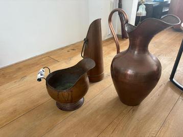 Antieke koperen set (4 stuks) kolenemmer en waterkannen beschikbaar voor biedingen