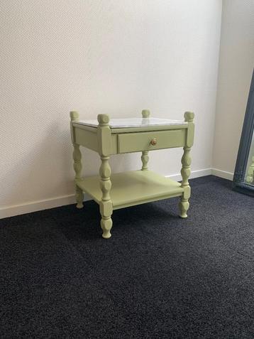 Nachtkastje  beschikbaar voor biedingen