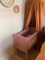 Oudroze wiegje met matras en hoeslaken, Kinderen en Baby's, Babywiegjes en Ledikanten, Ophalen, Zo goed als nieuw, Wieg