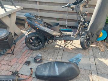 scooter (mag ook in onderdelen weg) beschikbaar voor biedingen
