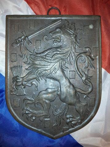 WW2 Nederlands wapenschild met ingekrast jaartal 1941 beschikbaar voor biedingen