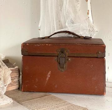 Brocante oud koffertje met leren handvat beschikbaar voor biedingen
