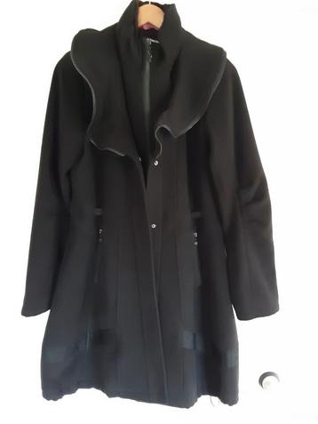 Elegante zwarte mantel jas beschikbaar voor biedingen