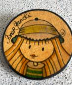 Superleuke houten broche meisje Taner Gunchi, Ophalen of Verzenden, Zo goed als nieuw, Overige materialen