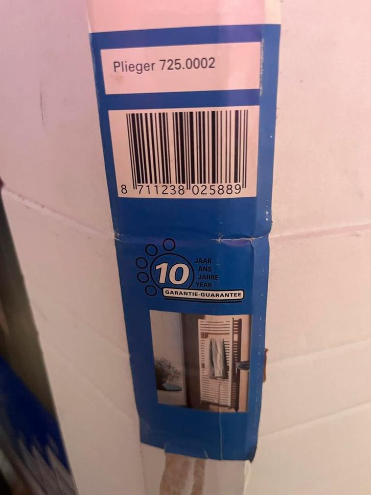 Kleine witte badkamer radiator - Nieuw in doos, Doe-het-zelf en Verbouw, Verwarming en Radiatoren, Nieuw, Radiator, 500 tot 800 watt