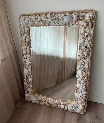 Spiegel met schelpenrand beschikbaar voor biedingen