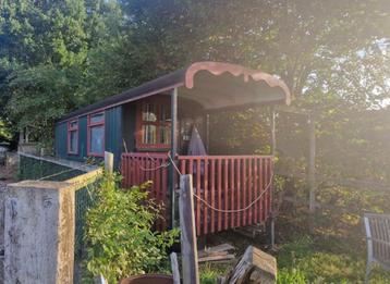 Leuke pipowagen (verbouwde schaftkeet, bouwkeet, tiny house) beschikbaar voor biedingen