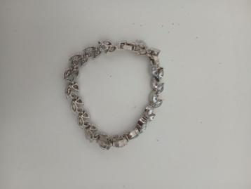 Leuk klein armandje beschikbaar voor biedingen