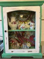 Houten vitrinekastje met compleet, klein serviesje., Ophalen of Verzenden